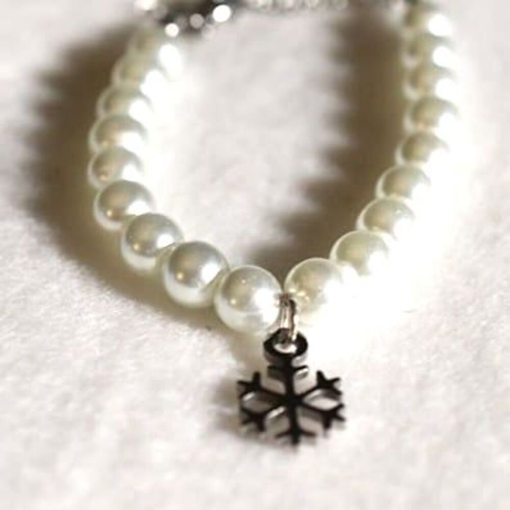 Snowflake Christmas Faux Pearl Silver Tone Chic Lobster Claw Clasp 6in Bracelet